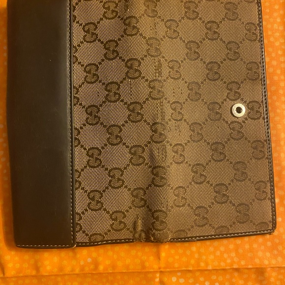 Authentic Gucci Wallet with heart clasp - Picture 4 of 7